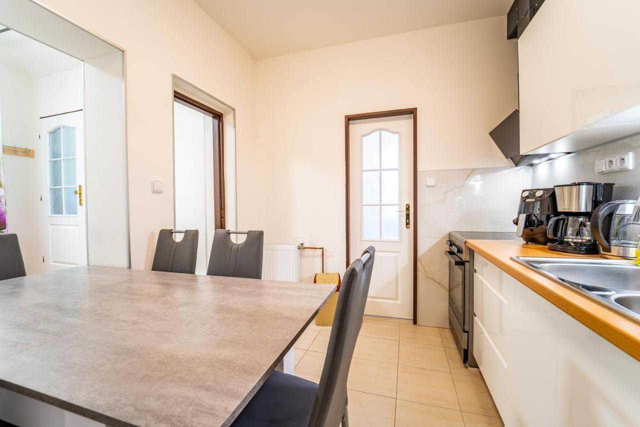 Tuan Long Apartments Яхимів Екстер'єр фото
