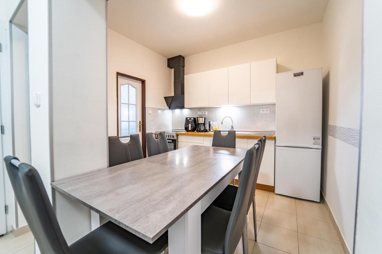 Tuan Long Apartments Яхимів Екстер'єр фото